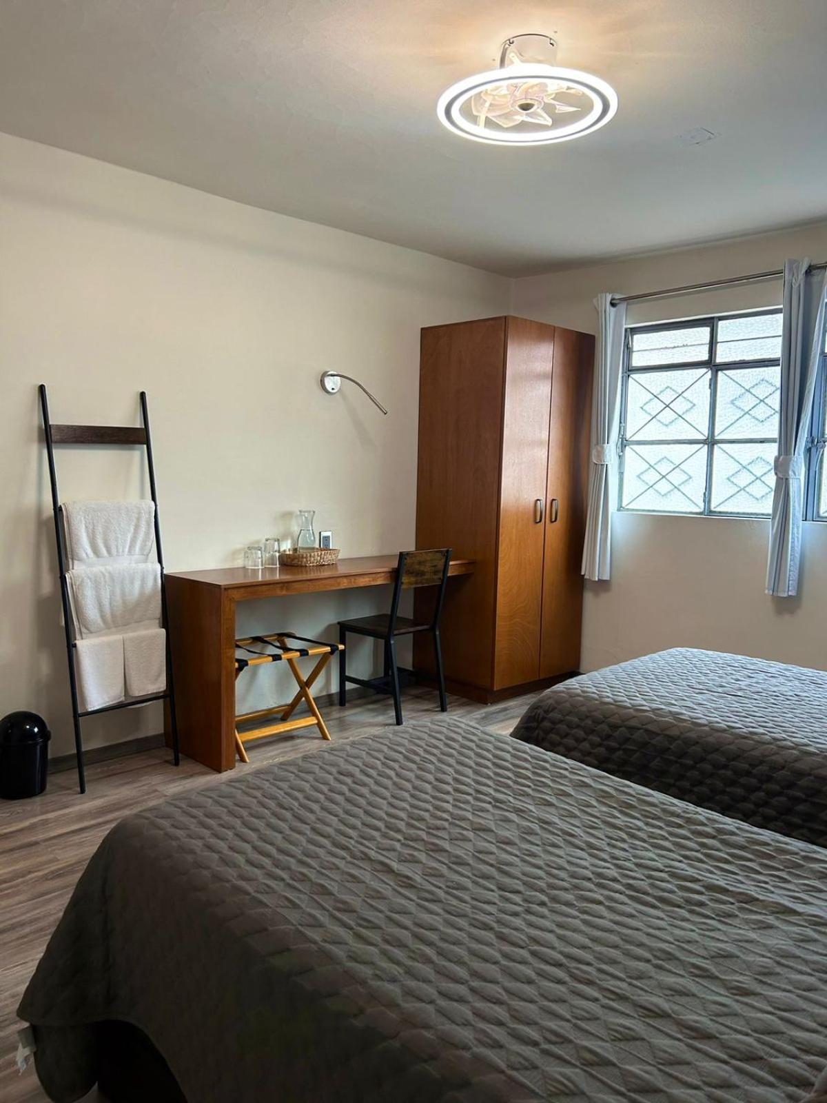 El Salto De Camela Hostal Uruapan  外观 照片